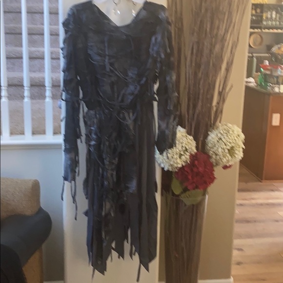 Zombie girl com’s time - Picture 2 of 3